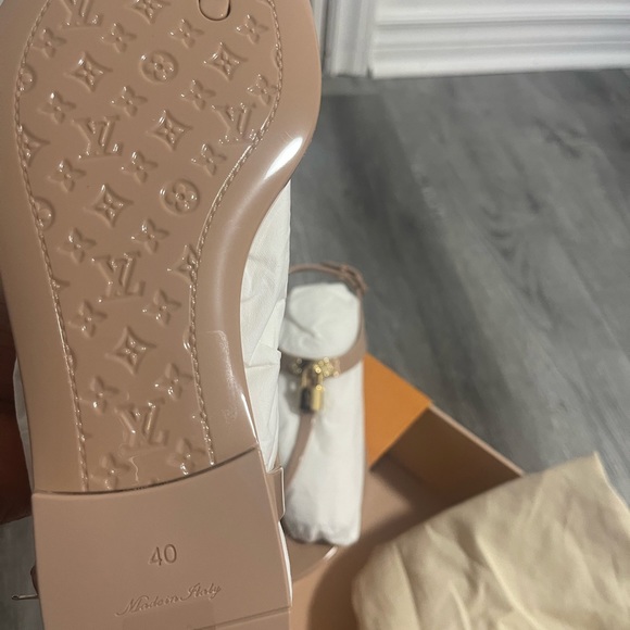 Louis Vuitton Bikini Flat Sandal (AMKS1AGONUN400) - Picture 10 of 11